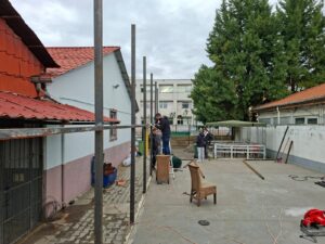 Word aan een voetbalveldje gewerkt in Albanië