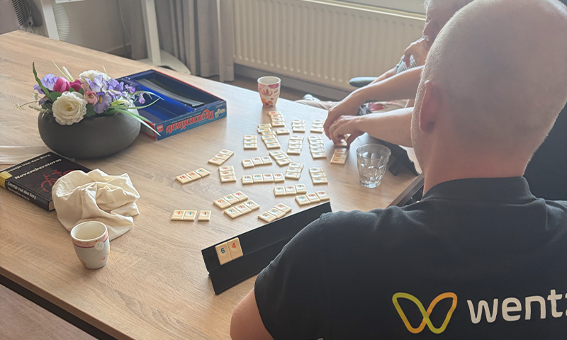 Wentzo collega speelt Rummikub bij Zorggroep Charim