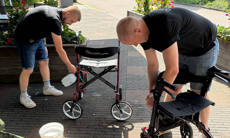Wentzo collega's maken rollators schoon bij Zorggroep Charim