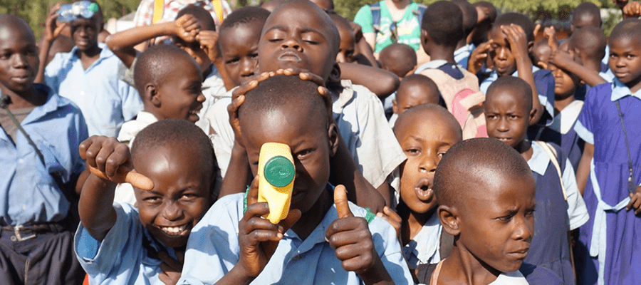 Kinderen in Kenya lachen naar de camera