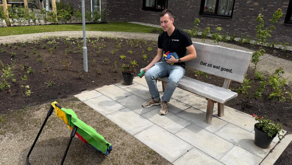 Wentzo collega bezig bij Rosengaerde Dalfsen
